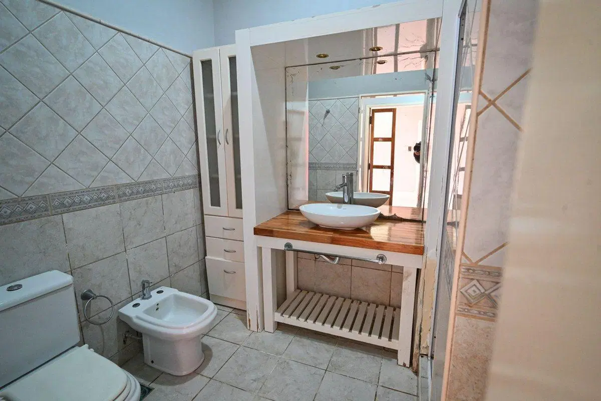 EN VENTA CASA MODERNA CON GRAN PATIO Y PILETA 4