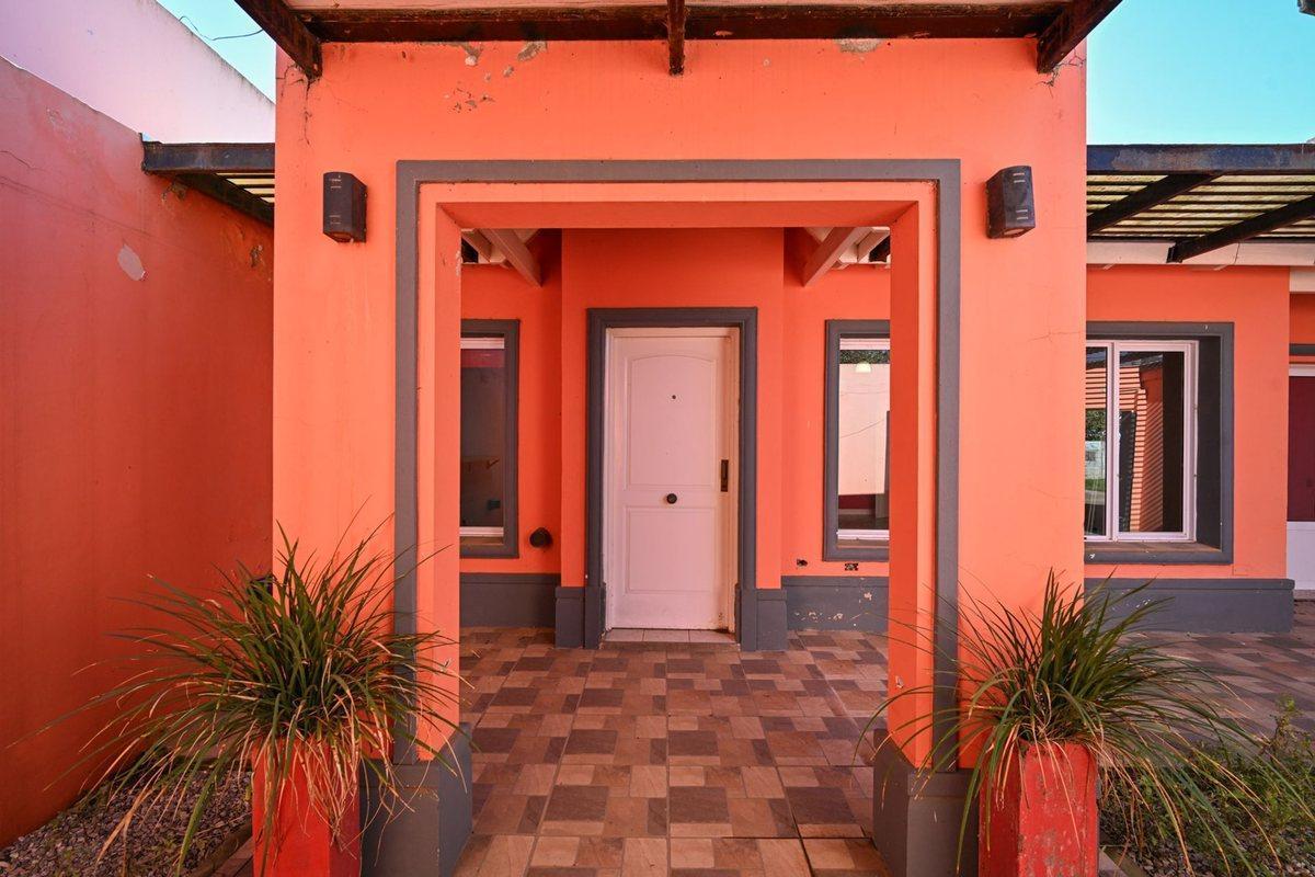 EN VENTA CASA MODERNA CON GRAN PATIO Y PILETA