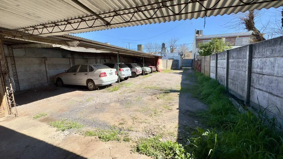 EN VENTA: OPORTUNIDAD INVERSIÓN: CASA + COCHERAS 2