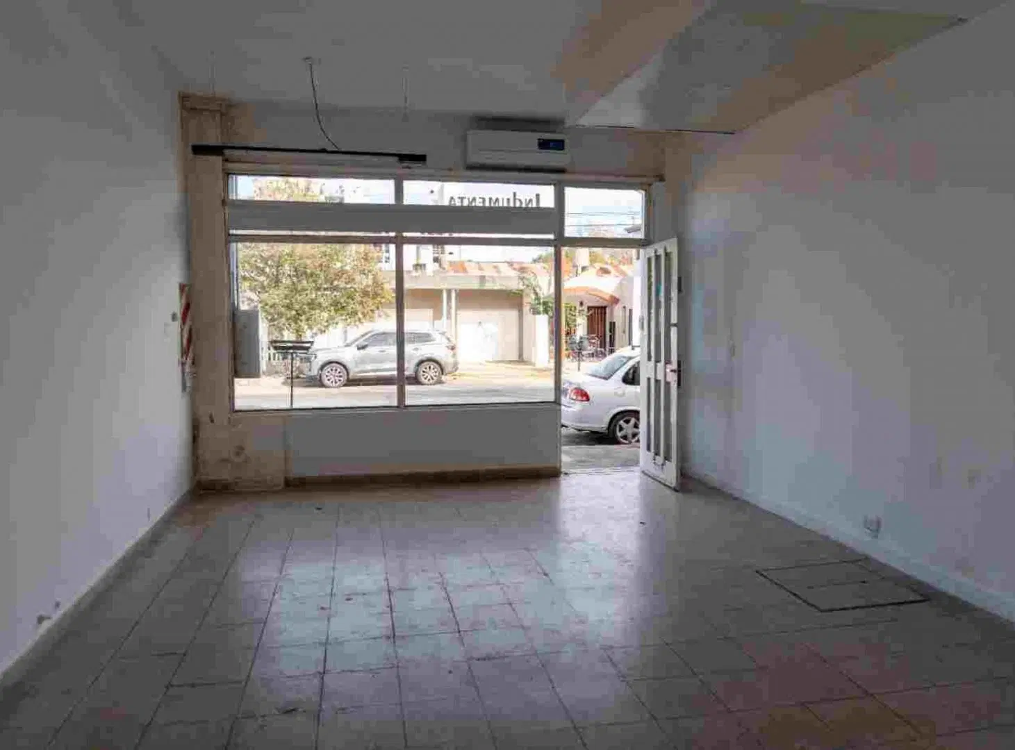 EN ALQUILER local en Av. Santa Fe 3