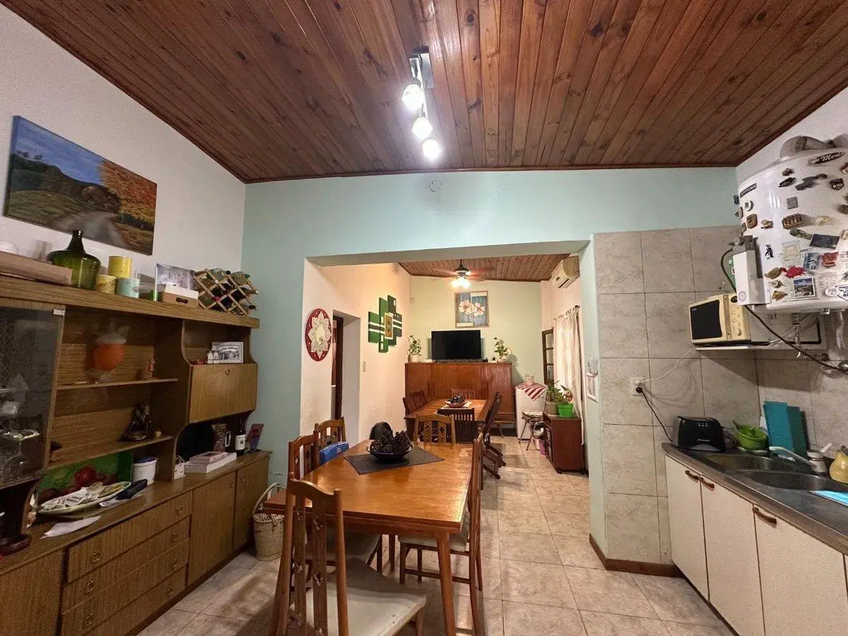 Se vende casa con patio pileta y 2 departamentos 4