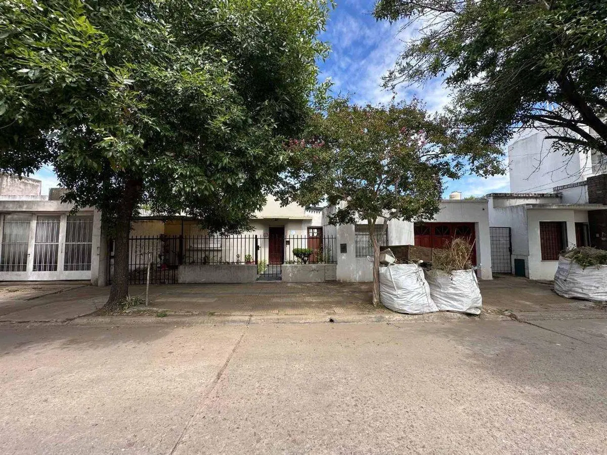 Se vende casa con patio pileta y 2 departamentos 5