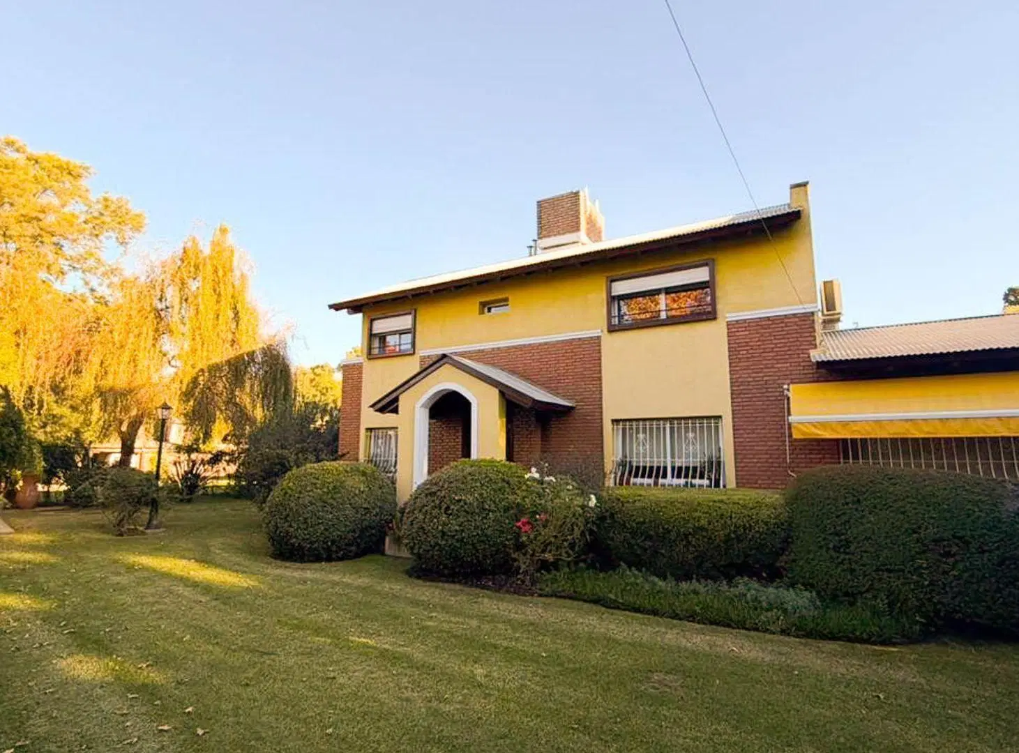 Se vende quinta c/imponente jardin en B° Los Pinos 4