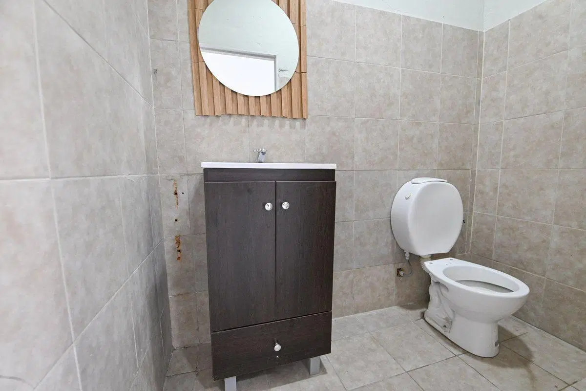 VENTA LOCAL A ESTRENAR, MODERNO Y LUMINOSO 5