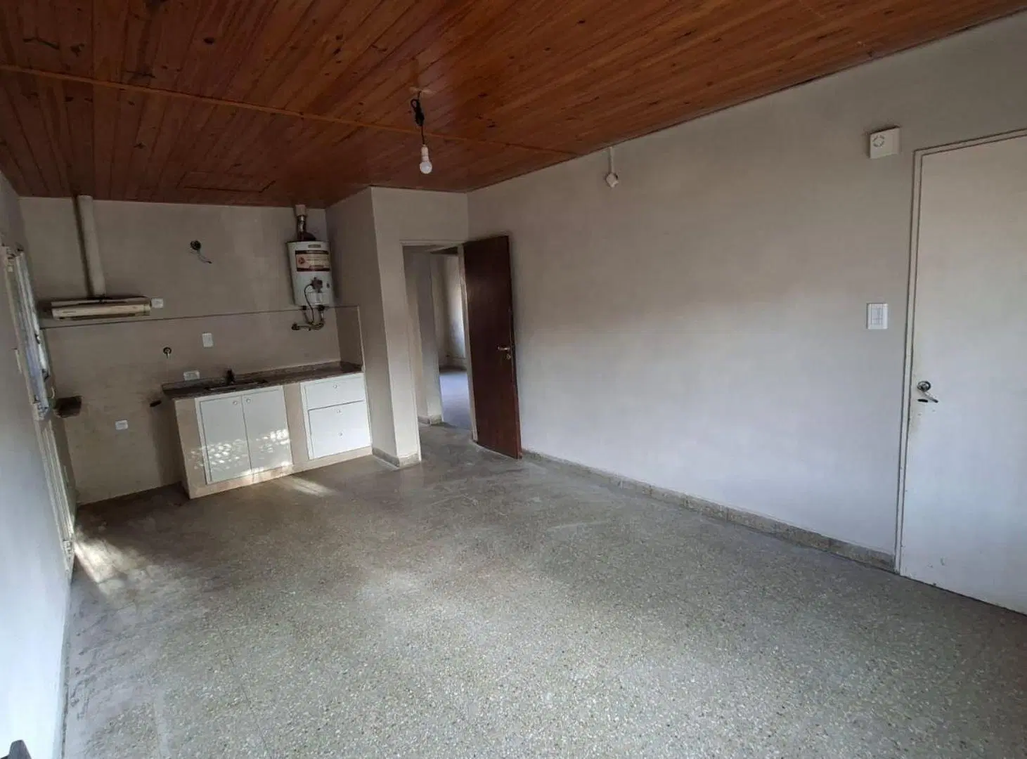 Se alquila casa de 3 habit + cochera 2