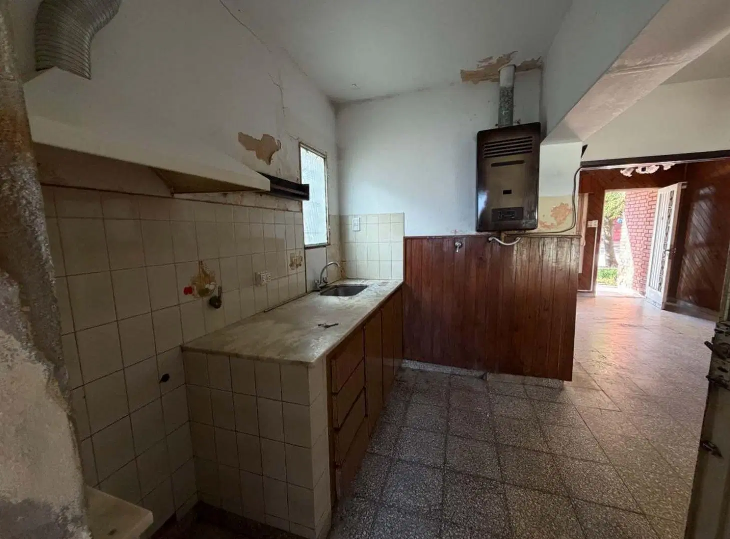 CASA EN VENTA CON AMPLIO TERRENO Y PILETA - MURPHY 2