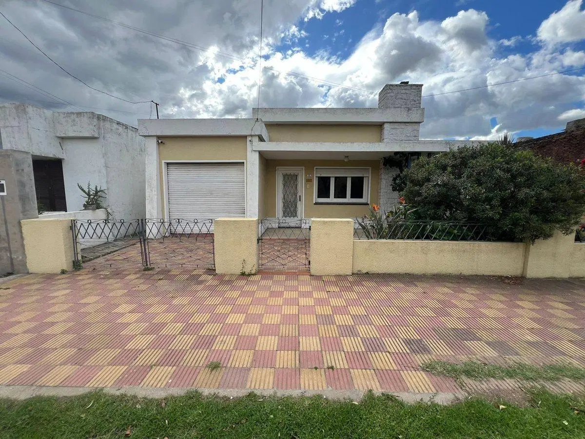 Casa de 3 dormitorios con patio y cochera 2