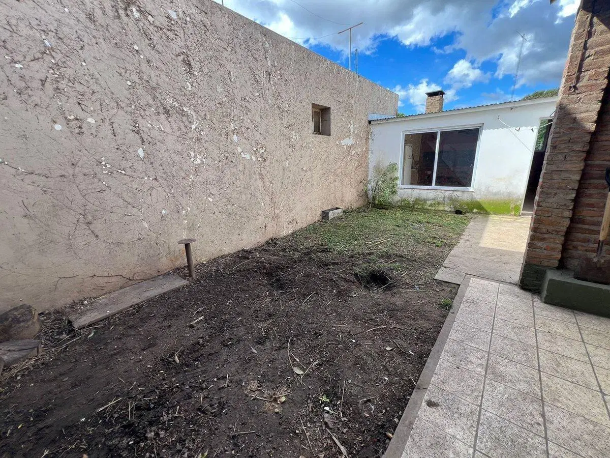 Casa de 3 dormitorios con patio y cochera 5