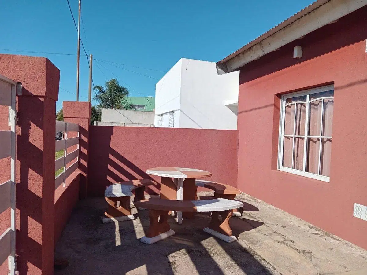 Casa de dos dormitorios con pileta en Murphy 2