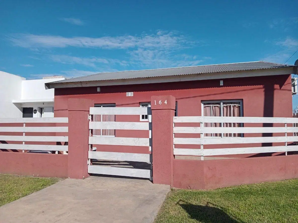 Casa de dos dormitorios con pileta en Murphy 3