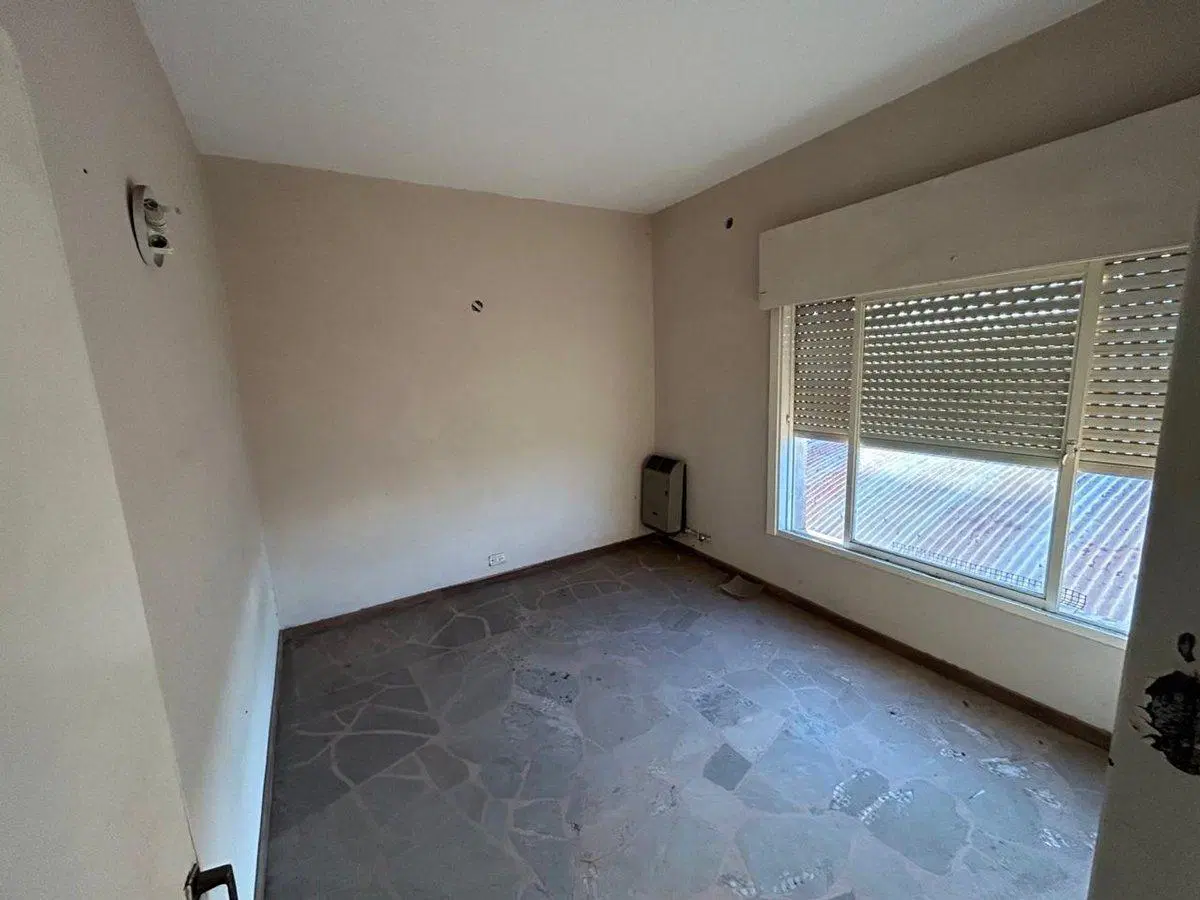 Propiedad con Galpónes, Oficinas y Departamento 4