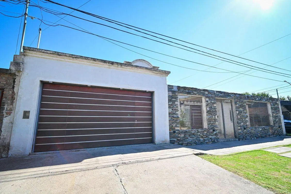 VENTA CASA DE 4 DORMITORIOS PATIO PILETA COCHERA 2