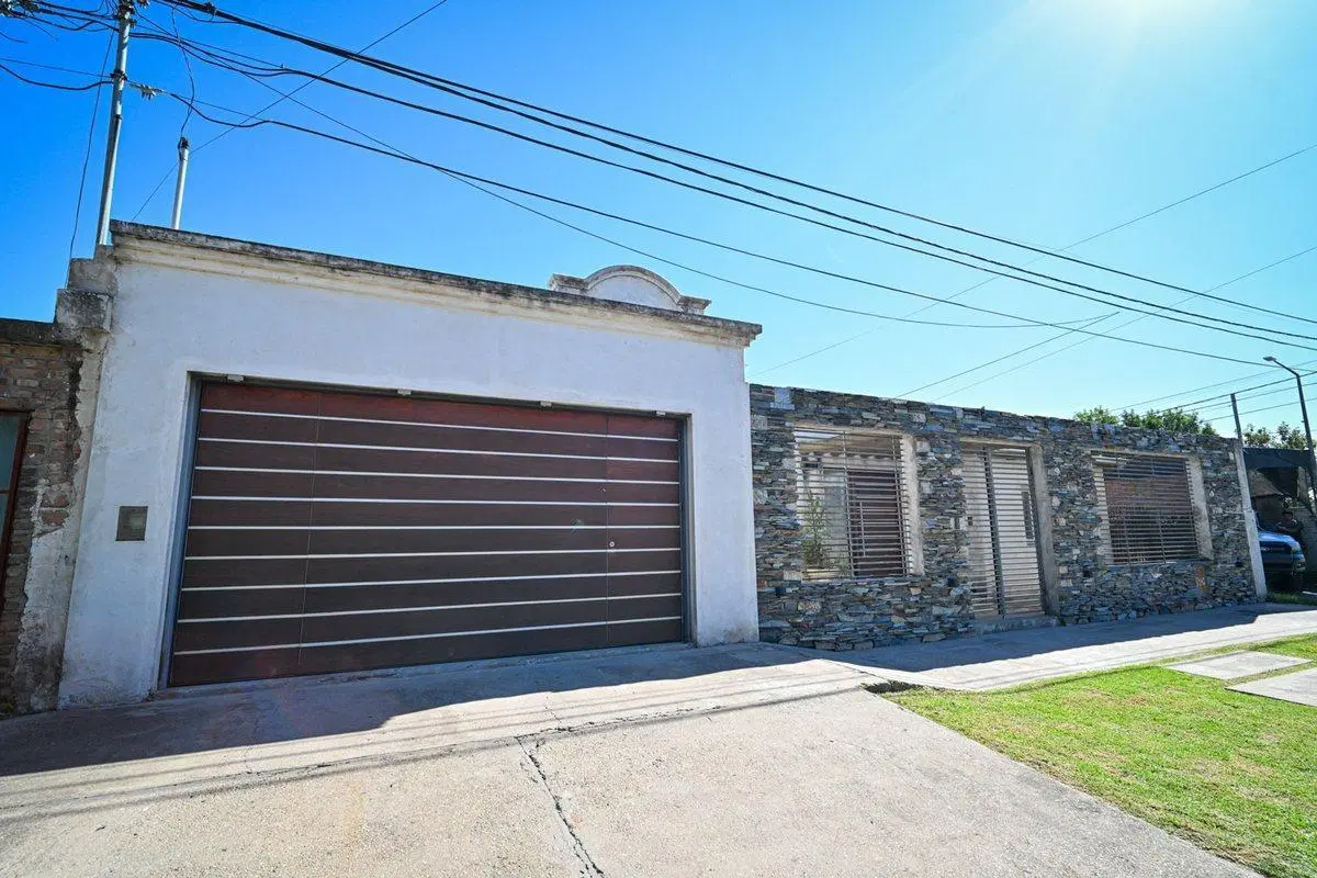 VENTA CASA DE 4 DORMITORIOS PATIO PILETA COCHERA 5