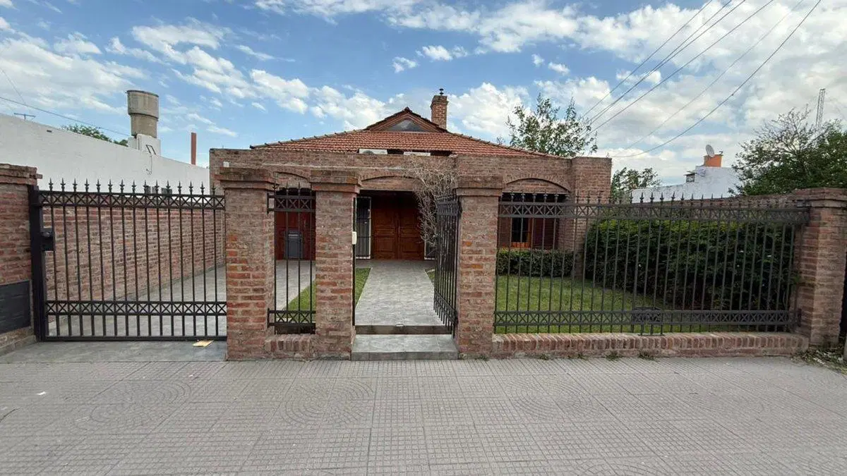 Se vende casa 2 dor+patio c/pileta, exc. ubic. 5