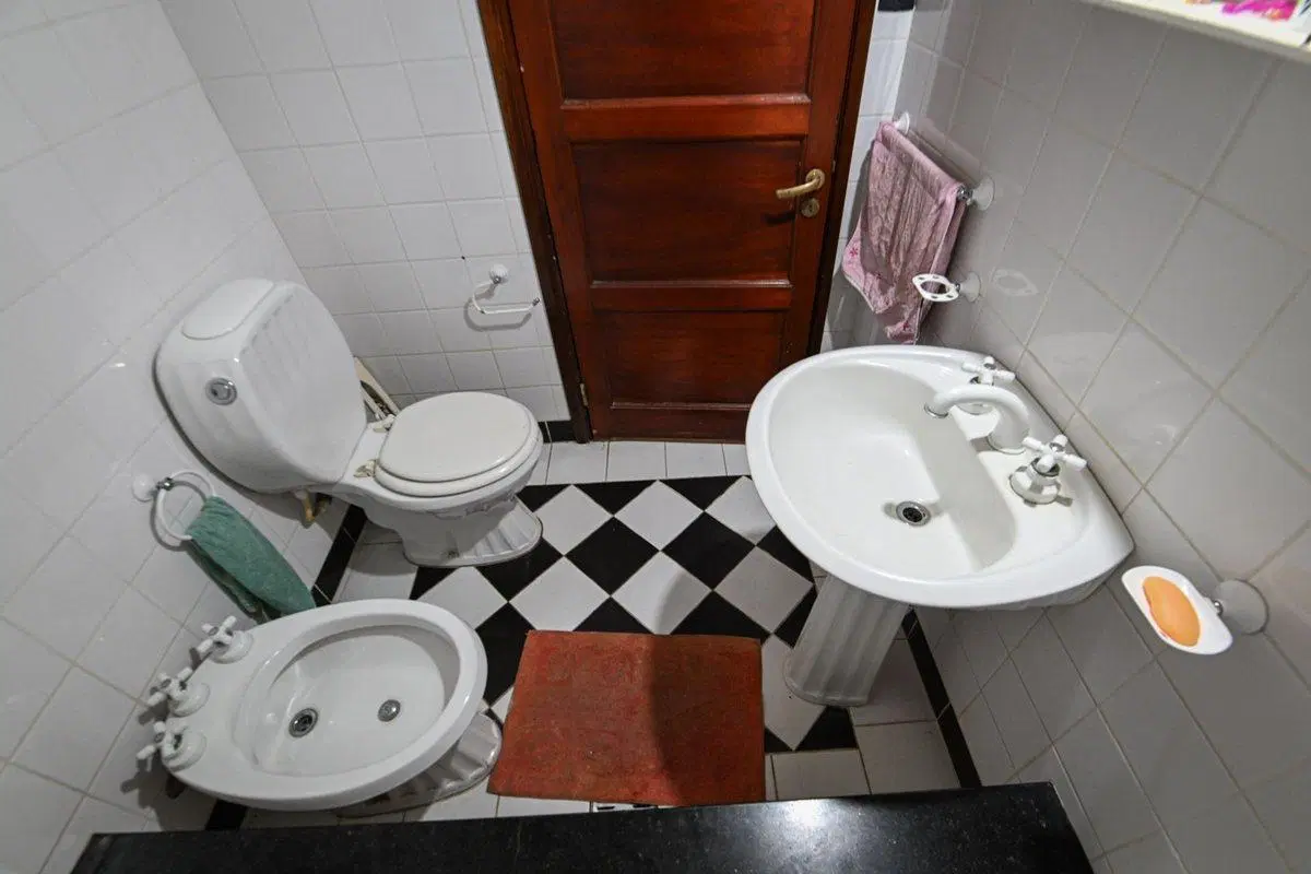 Se vende casa de dos plantas con patio y pileta 8