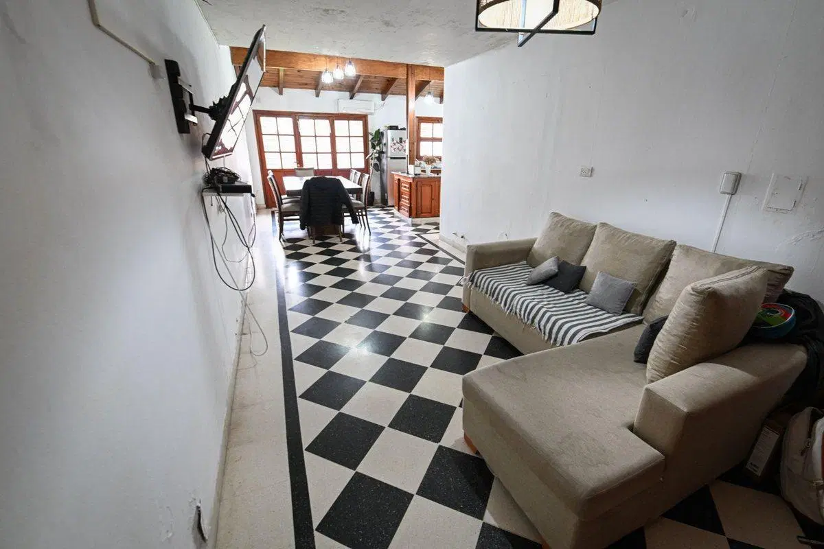 Se vende casa de dos plantas con patio y pileta 4