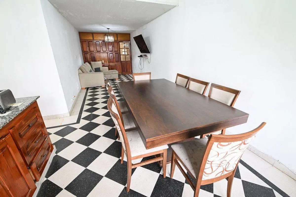 Se vende casa de dos plantas con patio y pileta 3