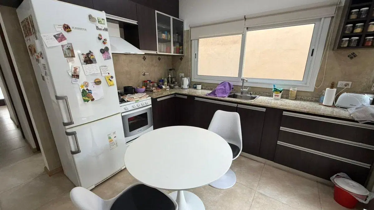 Se vende casa IMPECABLE,2 dorm,zona residencial VT 3