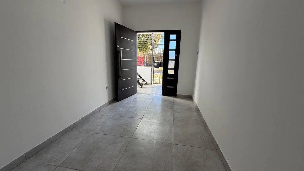 VENTA CASA 2 DORMITORIOS PATIO Y COCHERA 2