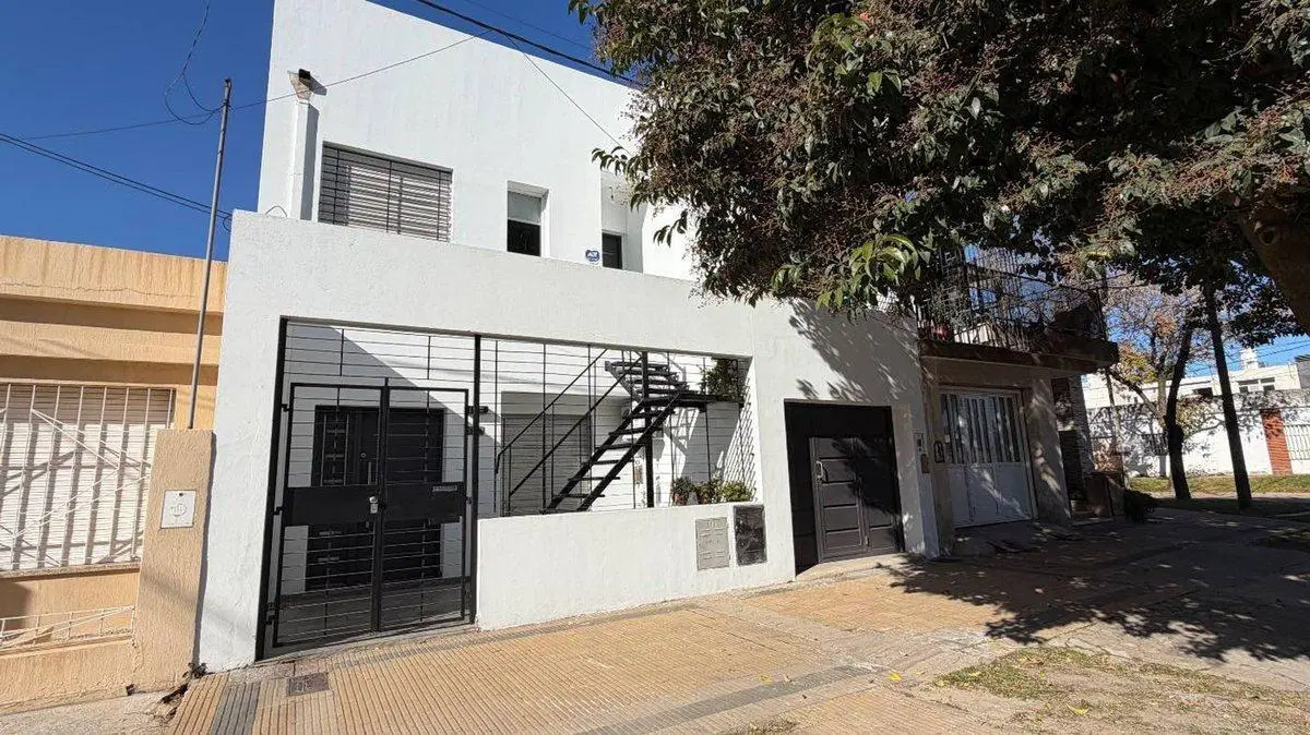 VENTA CASA 2 DORMITORIOS PATIO Y COCHERA 3