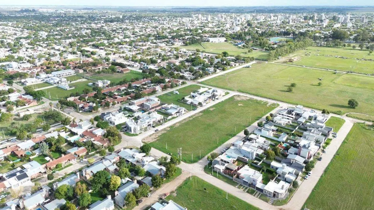 Se vende lote en Masneri y Barberis (Lote 20) 3