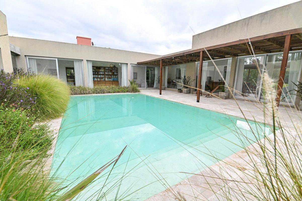 Foto de Casa moderna en La Cheltonia con piscina y golf, imagen 2