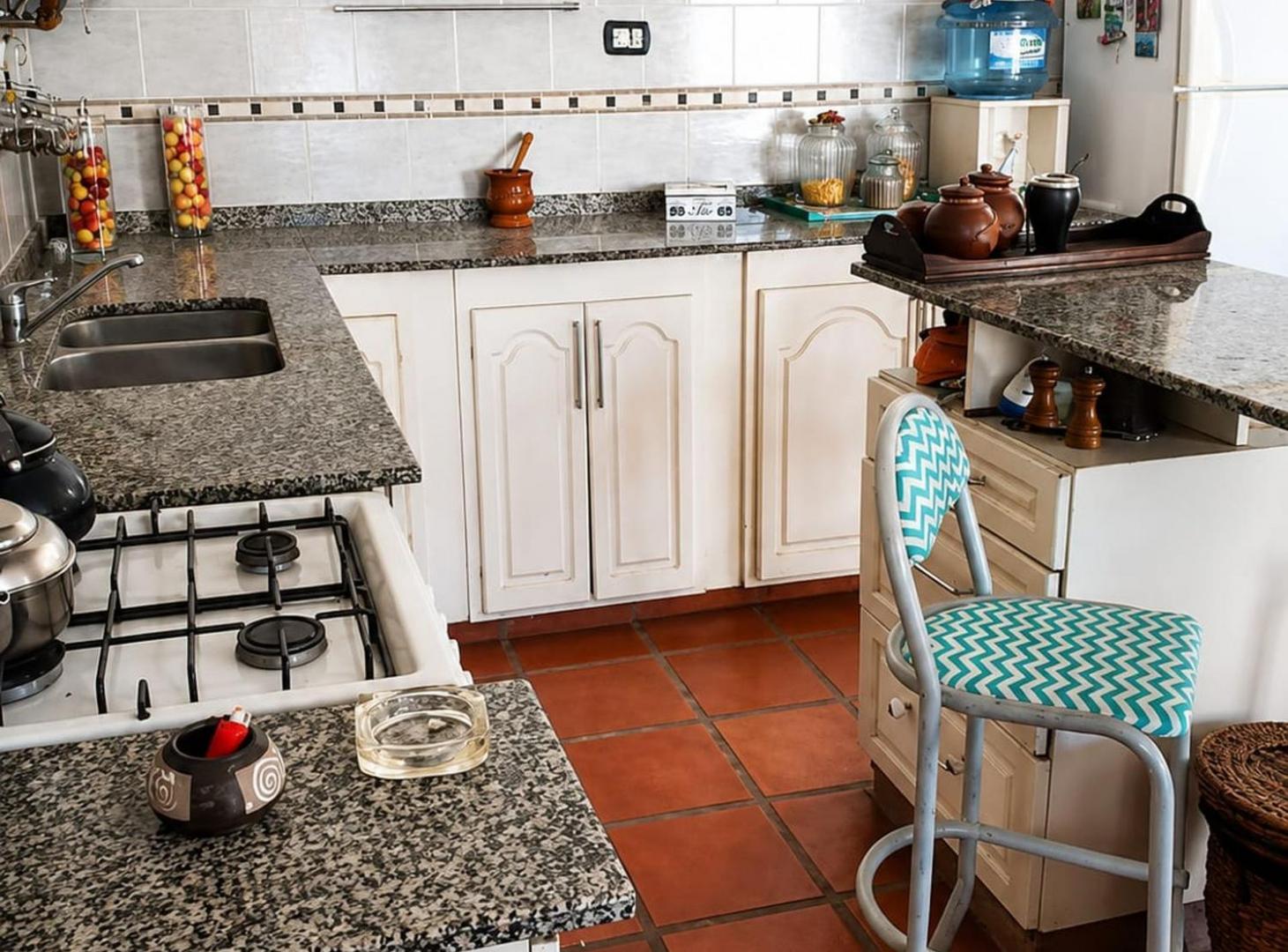 CASA  DE 3 DORMITORIOS CON GRAN PATIO  Y QUINCHO