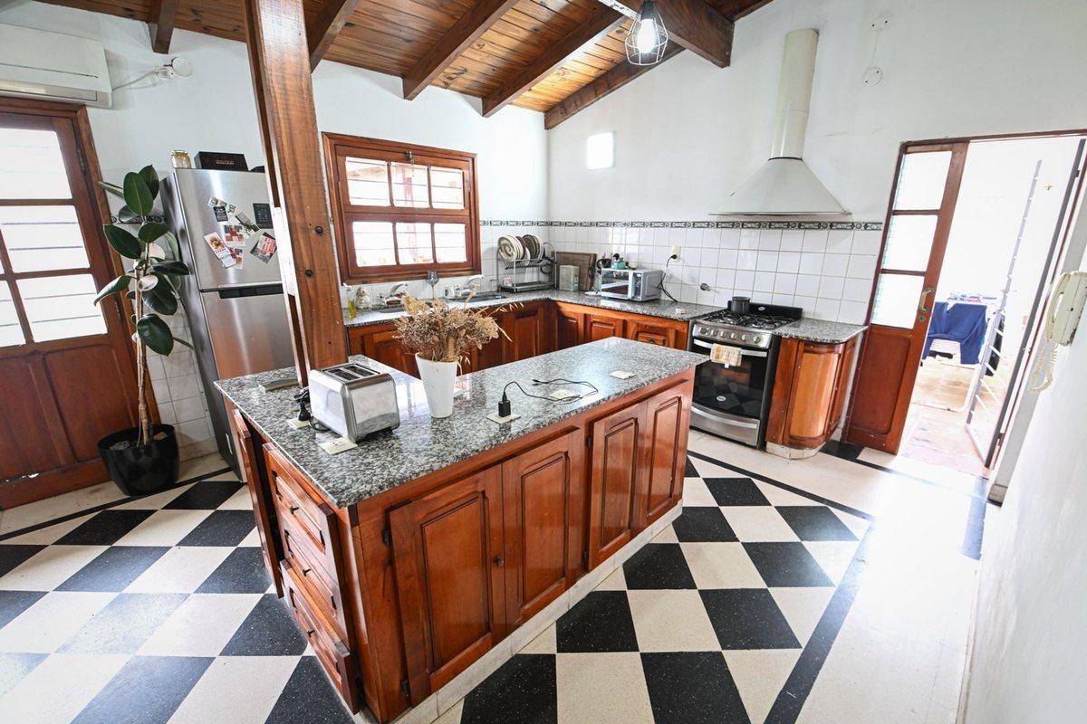 Foto de Se vende casa de dos plantas con patio y pileta, imagen 2