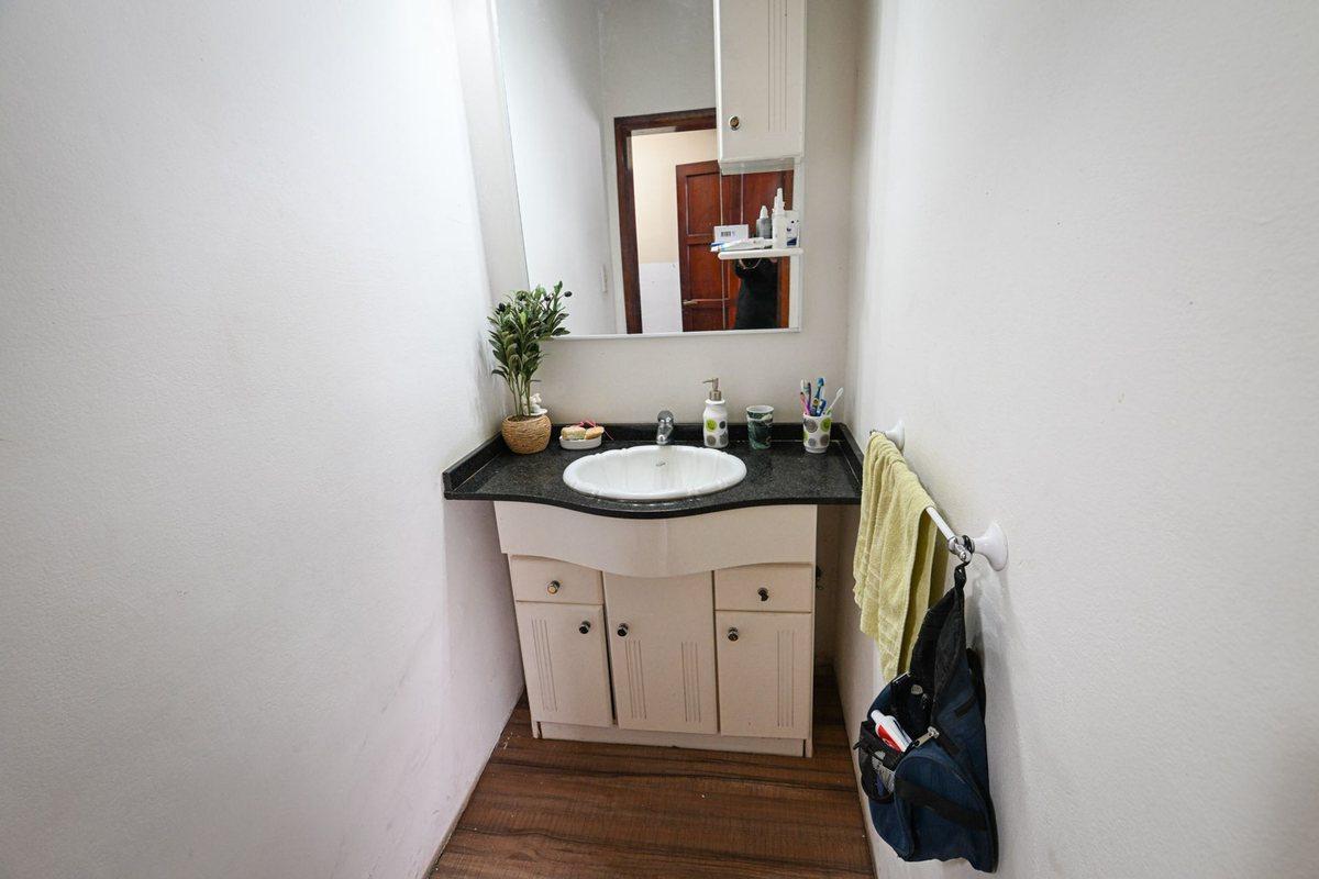 Foto de Se vende casa de dos plantas con patio y pileta, imagen 4