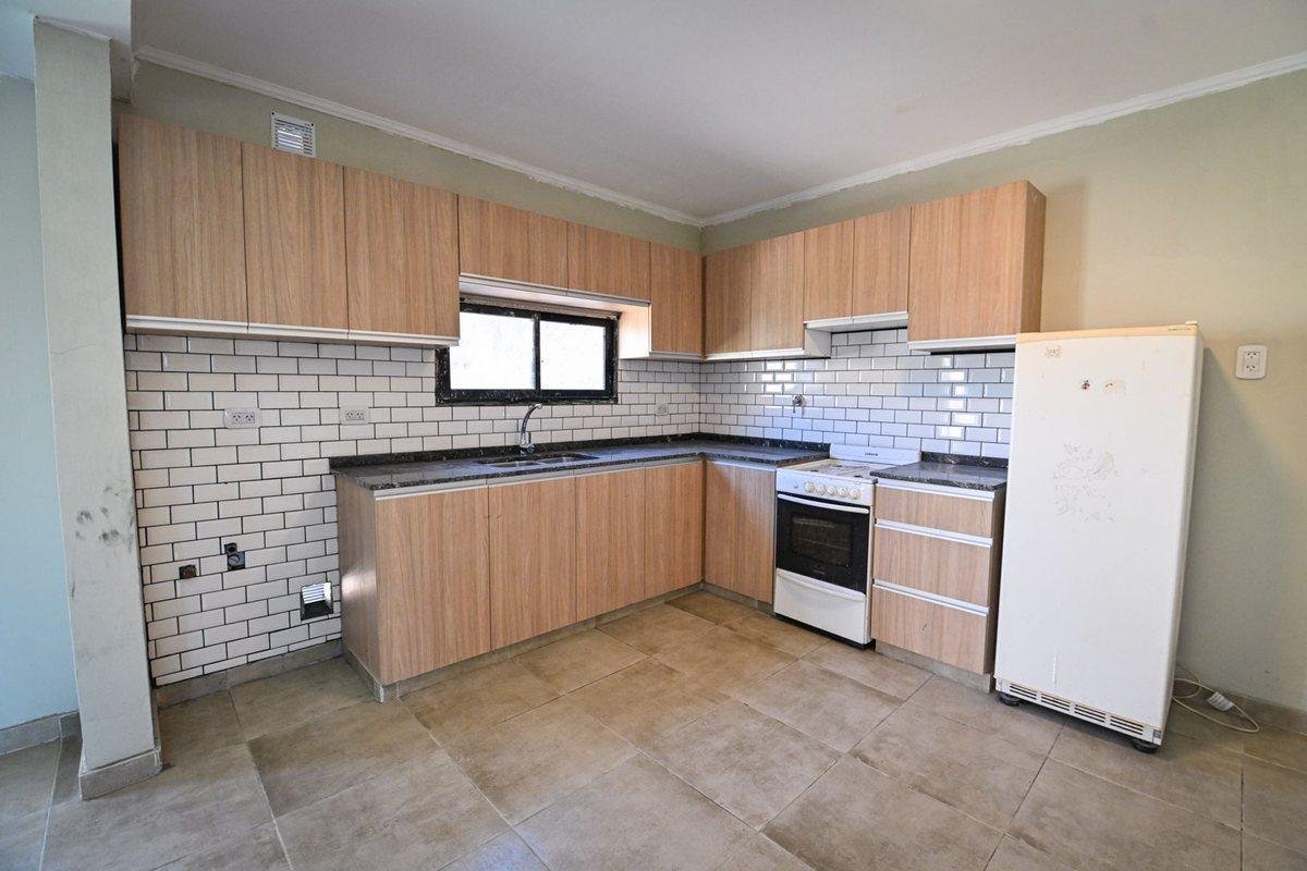 Foto de CASA 2 DORMITORIOS COCHERA y GRAN TERRENO, imagen 2