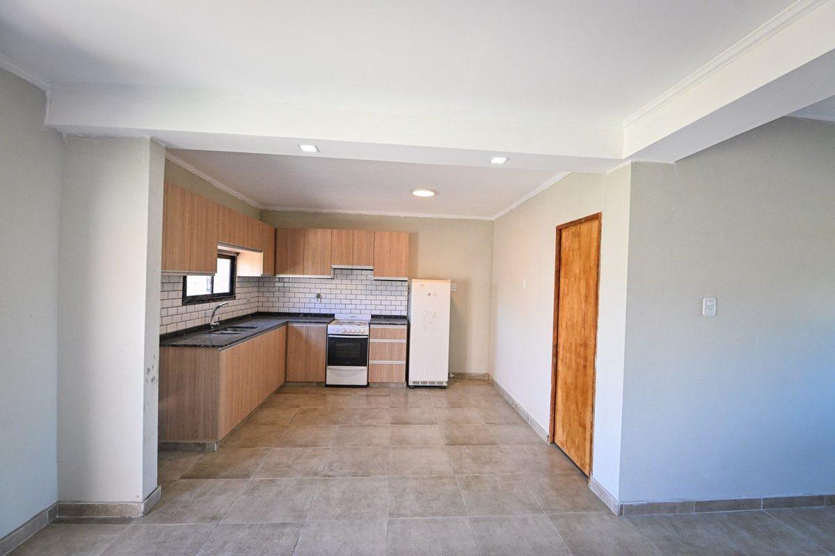 Foto de CASA 2 DORMITORIOS COCHERA y GRAN TERRENO, imagen 3