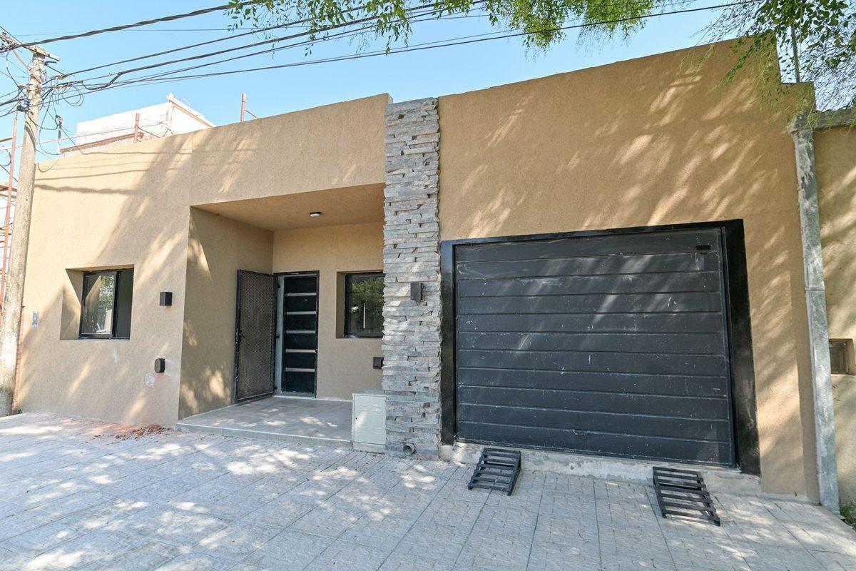 Foto de CASA 2 DORMITORIOS COCHERA y GRAN TERRENO, imagen 1