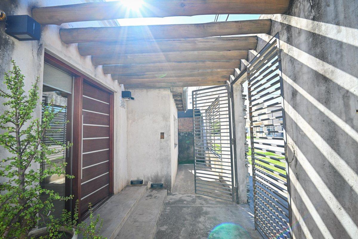 Foto de VENTA CASA DE 4 DORMITORIOS PATIO PILETA COCHERA, imagen 2