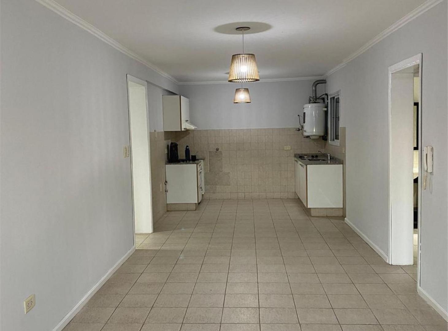 Foto de SE VENDE DEPTO 2 AMB. EN PLENO CENTRO IMPECABLE, imagen 1