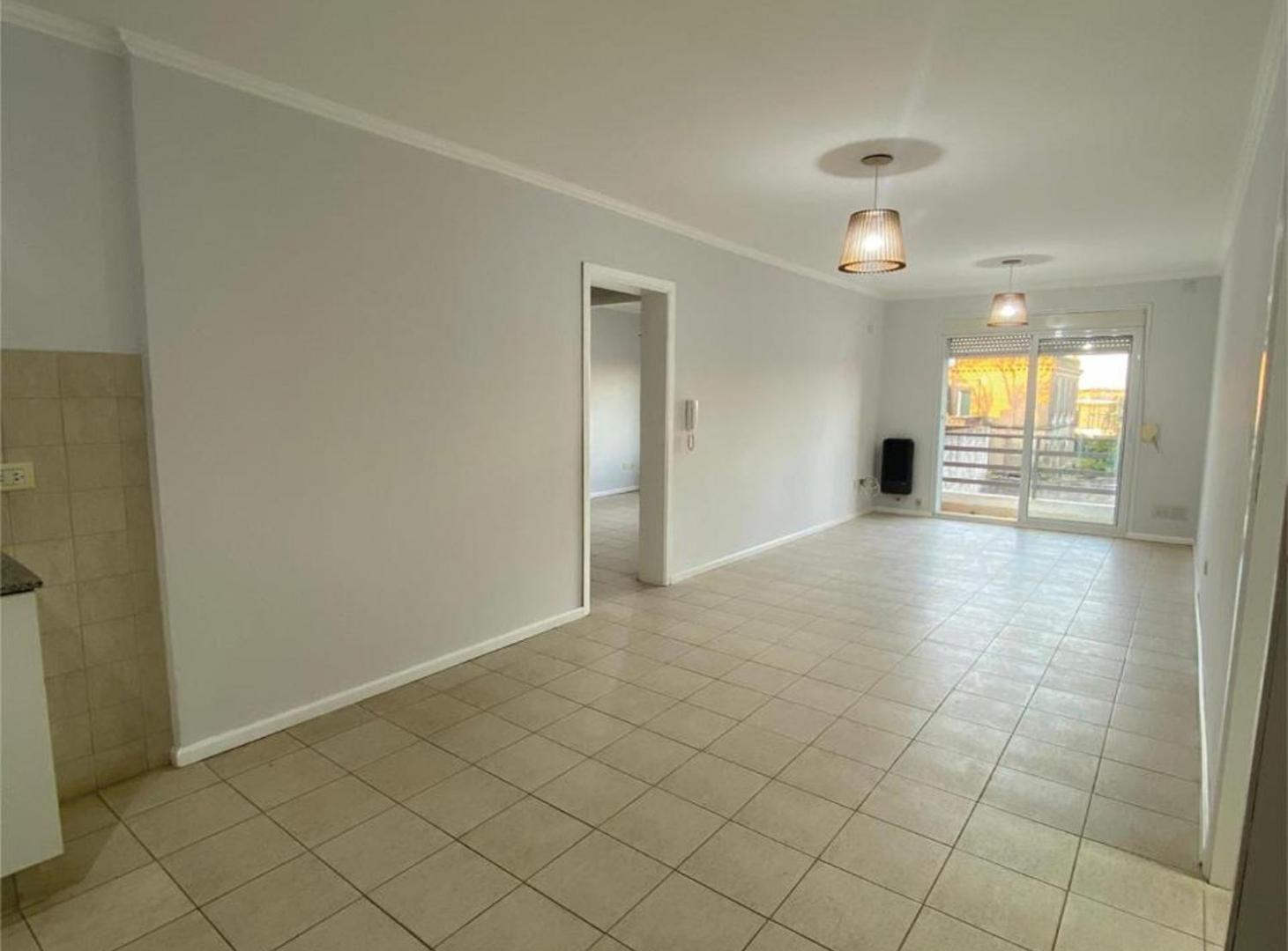 Foto de SE VENDE DEPTO 2 AMB. EN PLENO CENTRO IMPECABLE, imagen 2