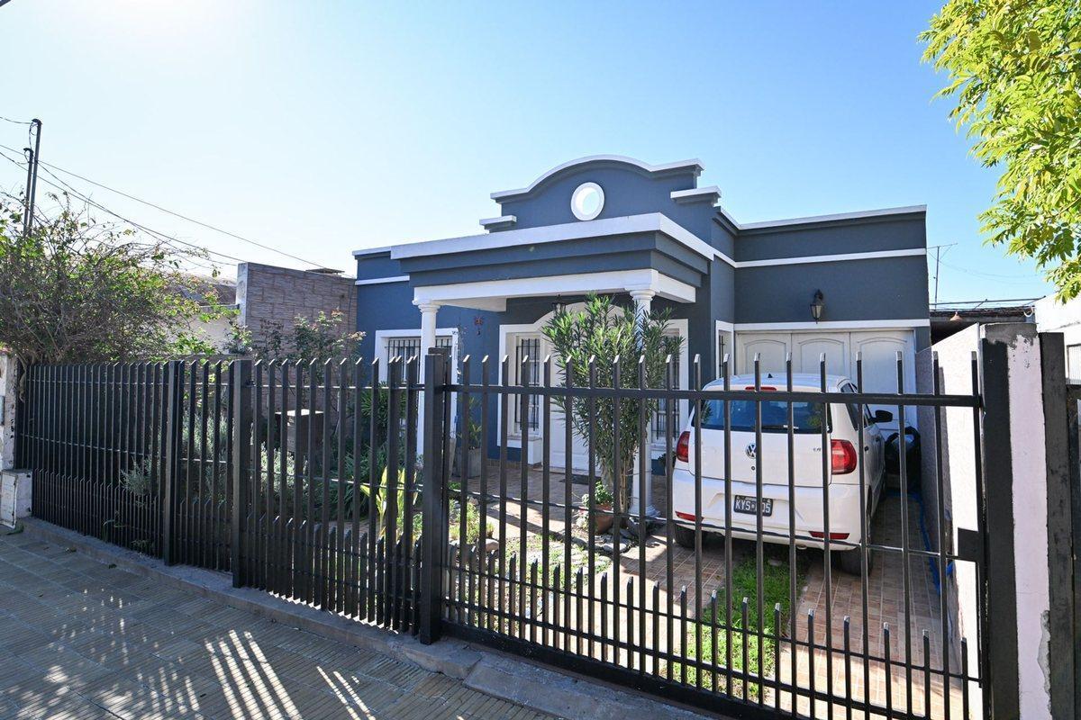 Foto de Venta Casa de 3 Dormitorios + Quincho + Pileta, imagen 1