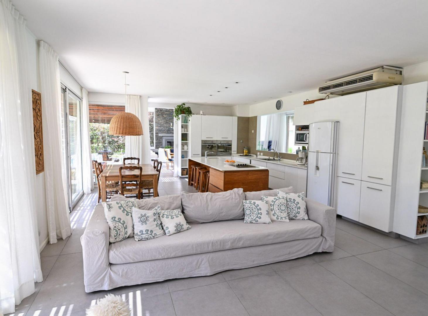 Foto de Casa moderna en La Cheltonia con piscina y golf, imagen 2