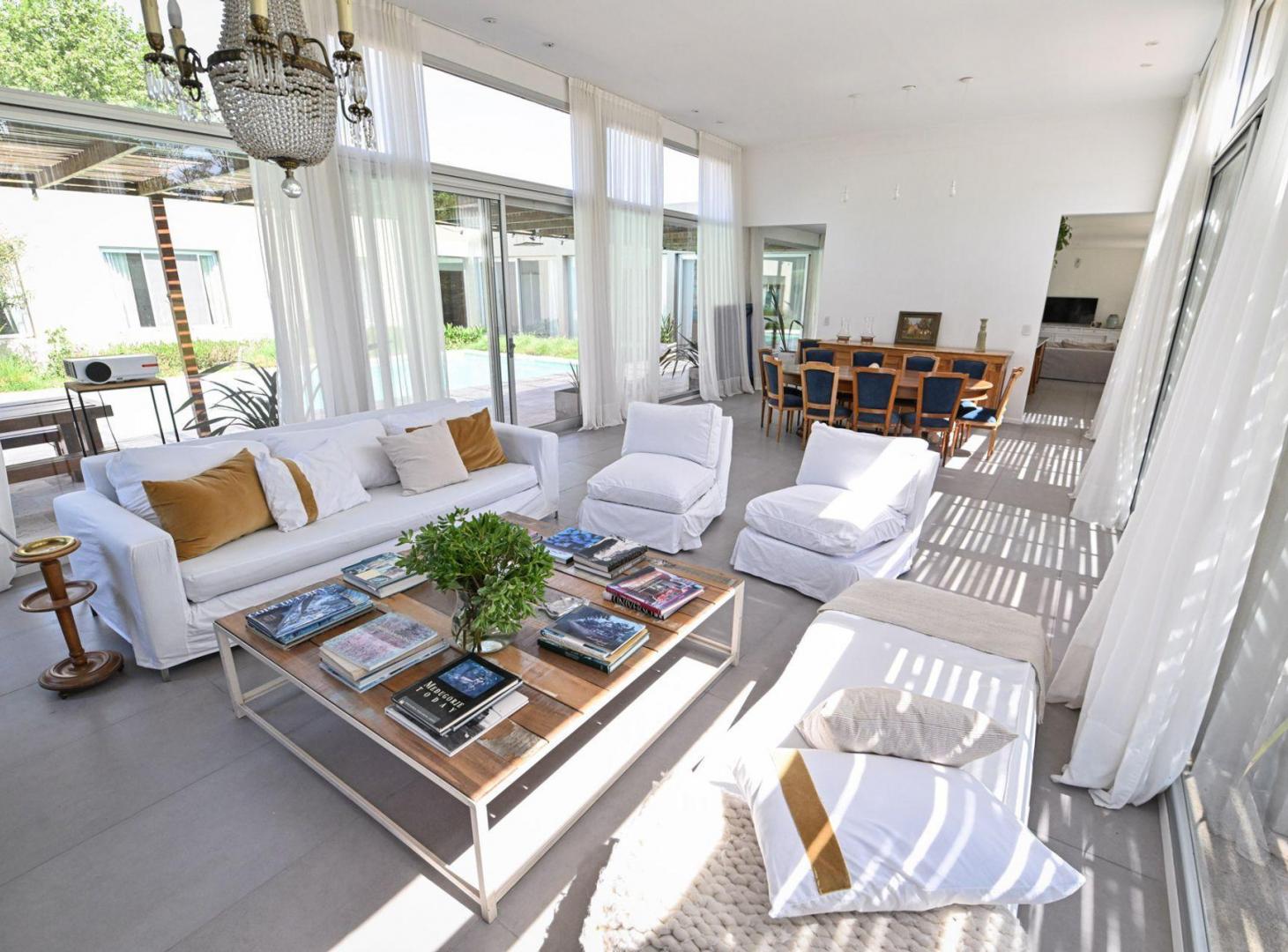 Foto de Casa moderna en La Cheltonia con piscina y golf, imagen 5