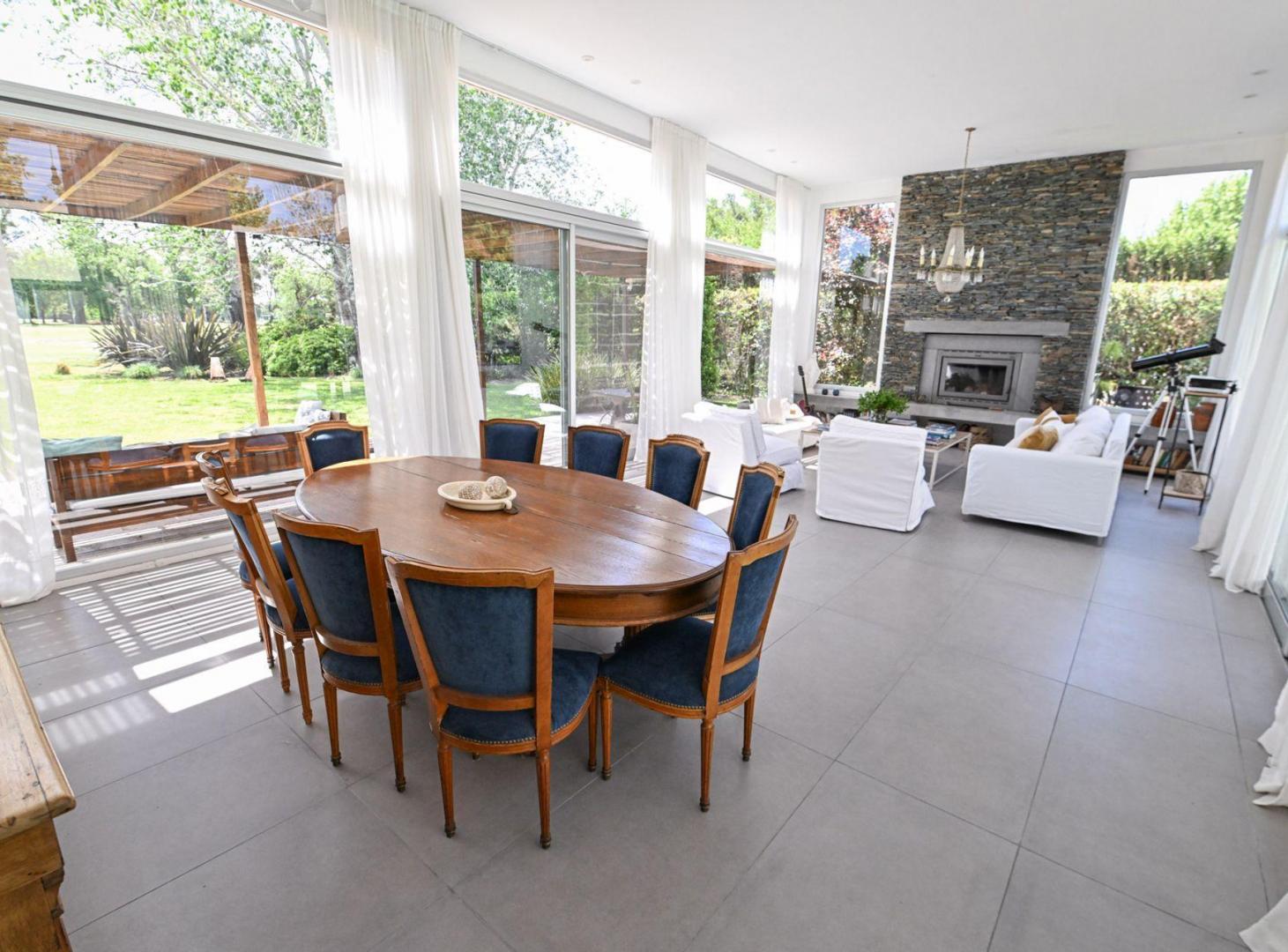 Foto de Casa moderna en La Cheltonia con piscina y golf, imagen 1