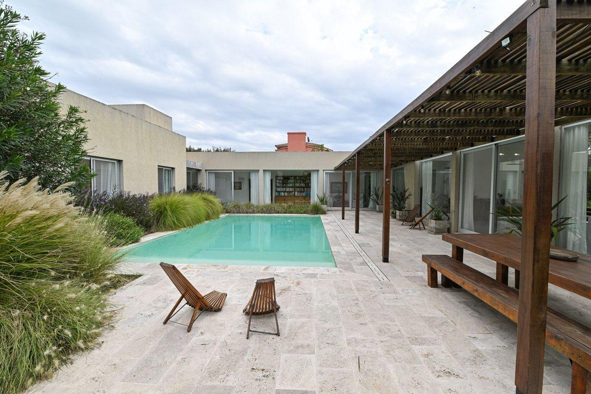Foto de Casa moderna en La Cheltonia con piscina y golf, imagen 3