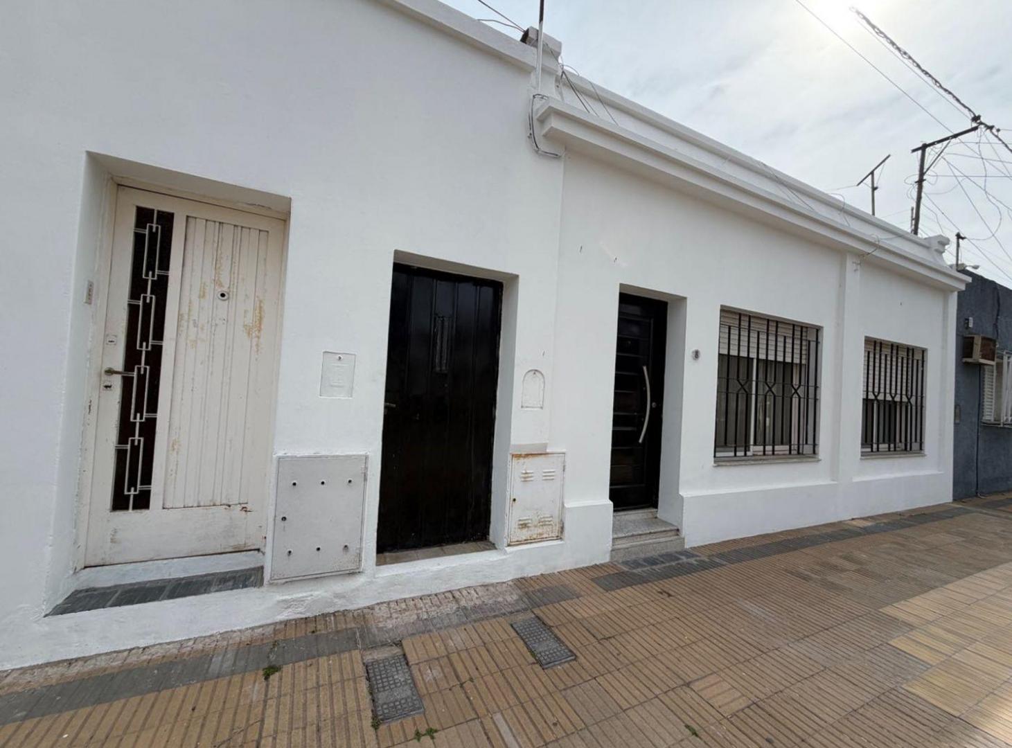 Foto de CASA 2 DORMITORIOS ESQUINA AZCUENAGA Y RIVADAVIA, imagen 1