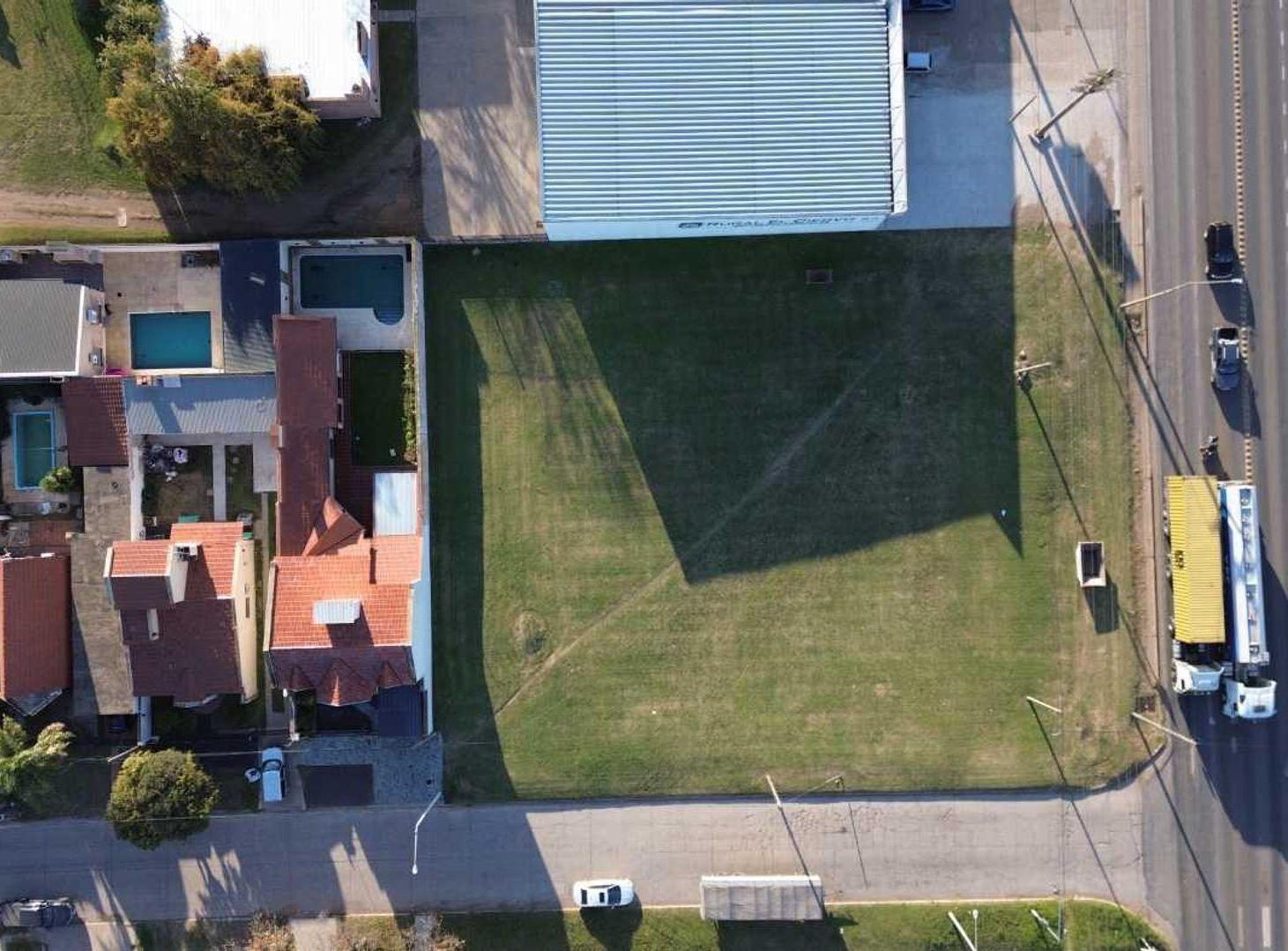 Foto de VENTA LOTE EN ESQUINA SOBRE RUTA 8 +1600 M2, imagen 2