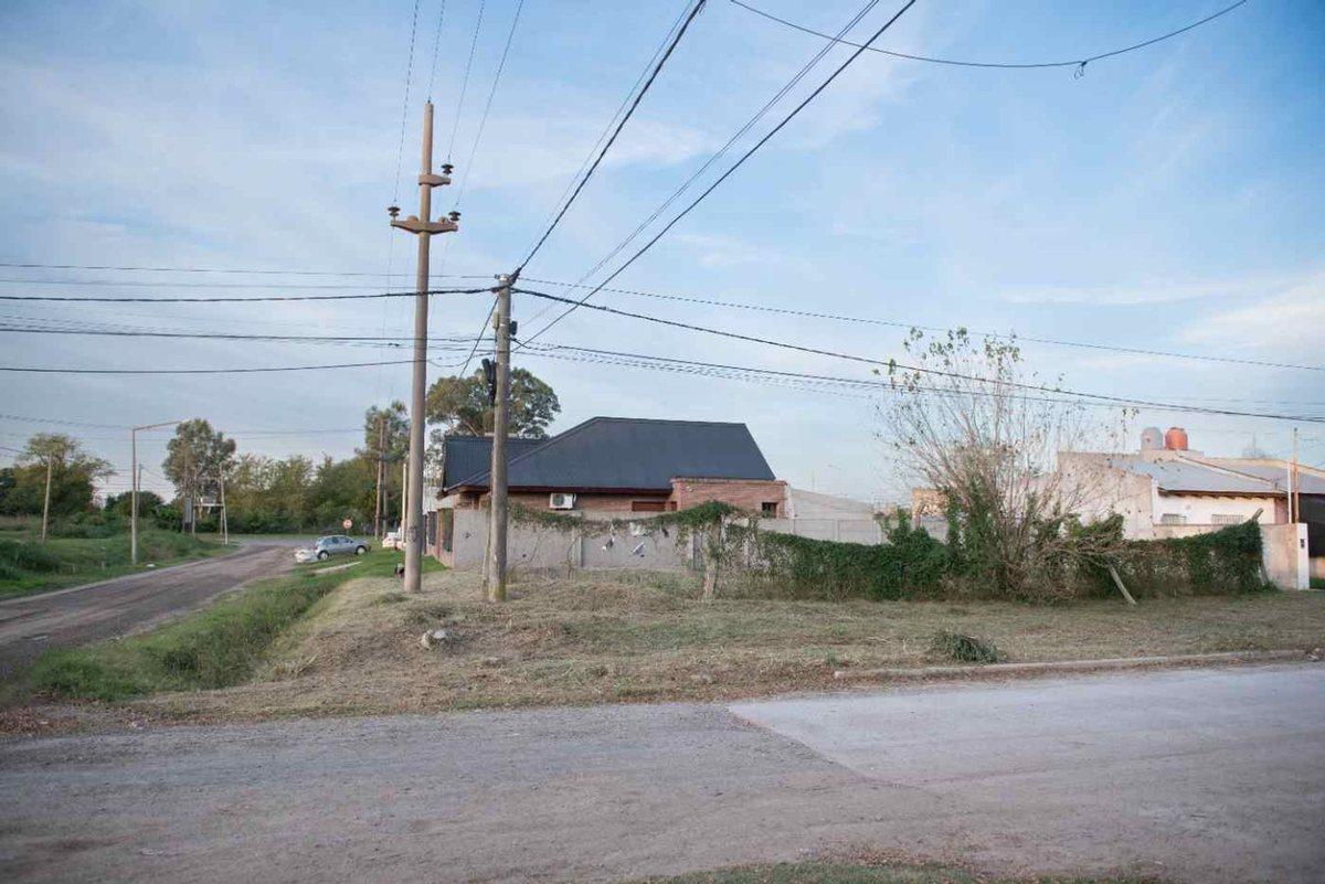 Foto de SE VENDE TERRENO EN ESQUINA: B° MALV. ARGENTINAS, imagen 1