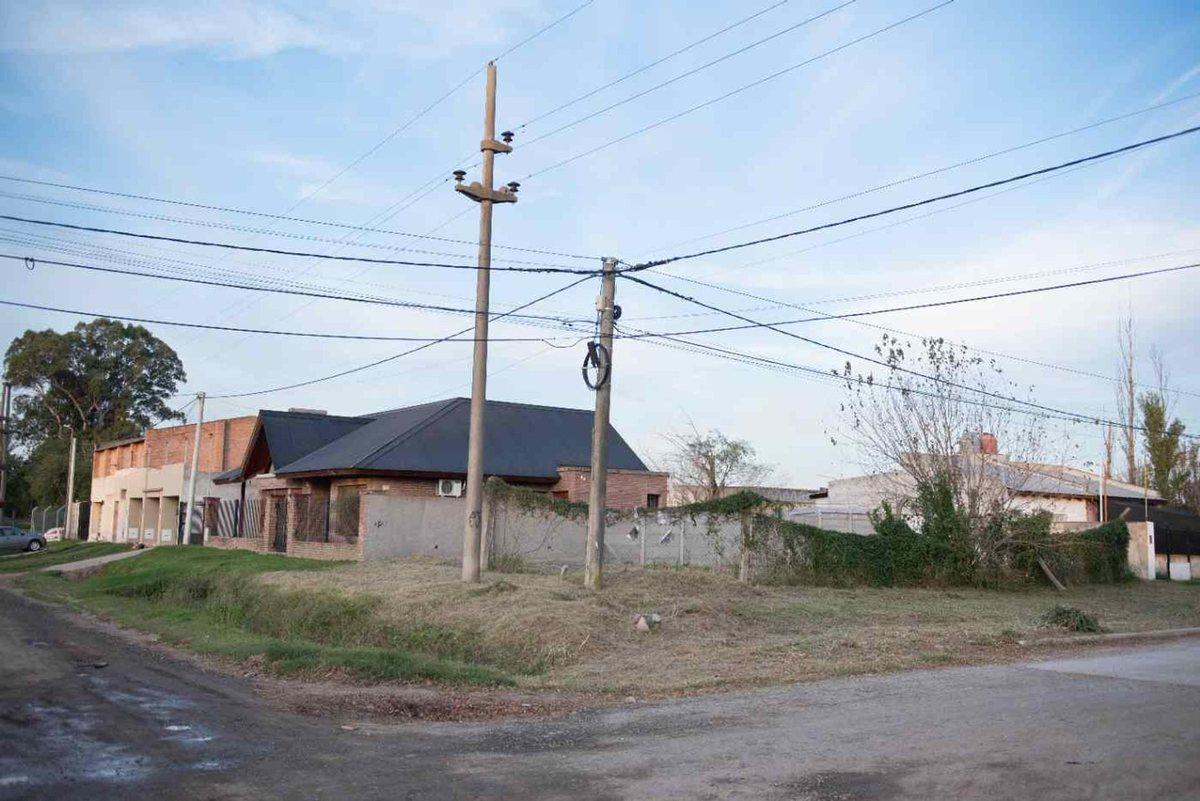 Foto de SE VENDE TERRENO EN ESQUINA: B° MALV. ARGENTINAS, imagen 3