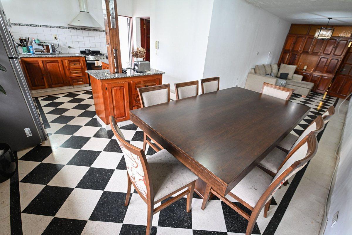 Foto de Se vende casa de dos plantas con patio y pileta, imagen 5