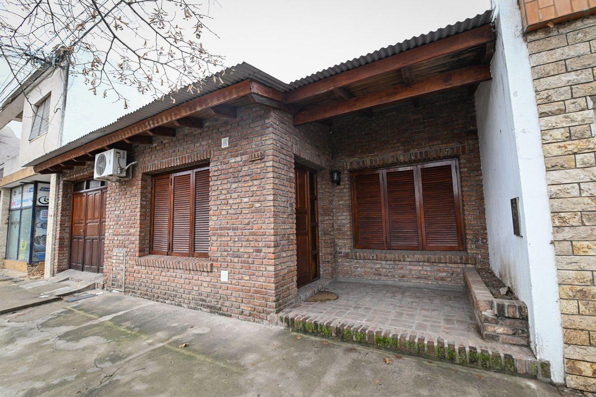Foto de Se vende casa de dos plantas con patio y pileta, imagen 1