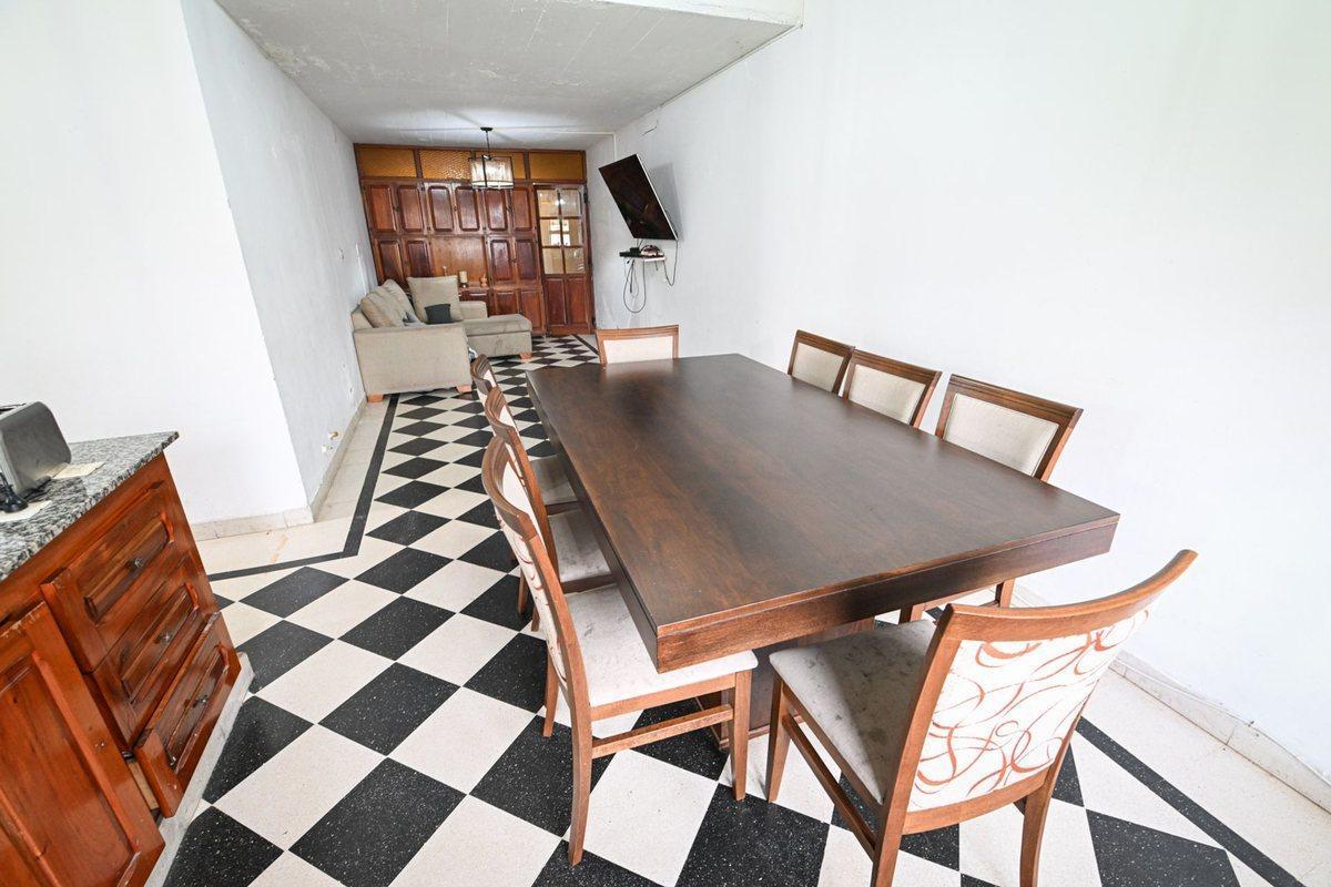 Foto de Se vende casa de dos plantas con patio y pileta, imagen 2