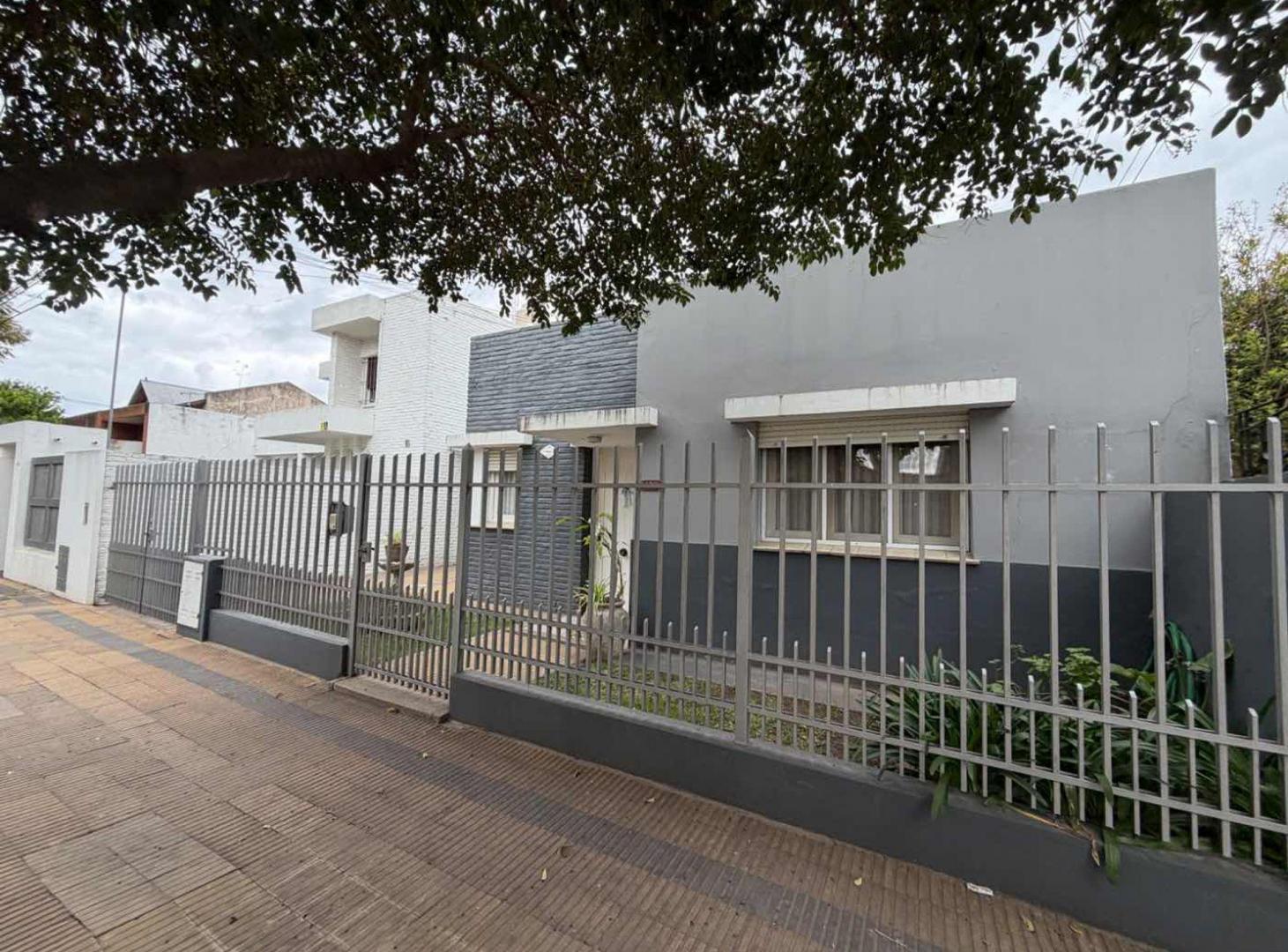 CASA DE 3 DORMITORIOS CON PATIO Y COCHERA DOBLE