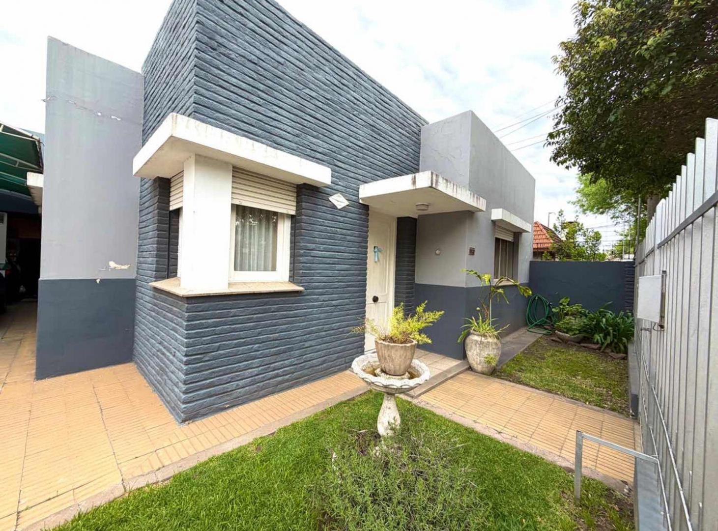Foto de CASA DE 3 DORMITORIOS CON PATIO Y COCHERA DOBLE, imagen 2