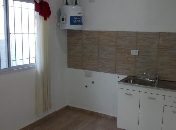 Alquiler de departamento en llavallol sobre avenida, zona centrica. 2